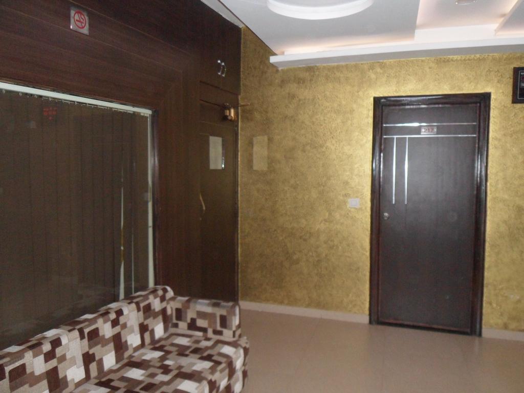 Hotel Silver Plaza Ахмедабад Экстерьер фото
